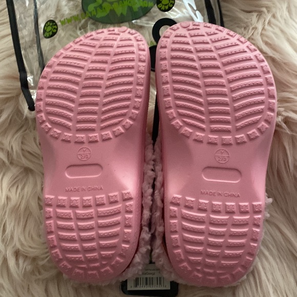 Slippers - Picture 2 of 3